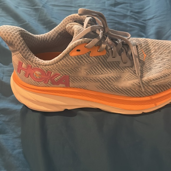 Hoka lady’s shoe size 7b blue orange color I new condition just to big for me - Picture 4 of 6